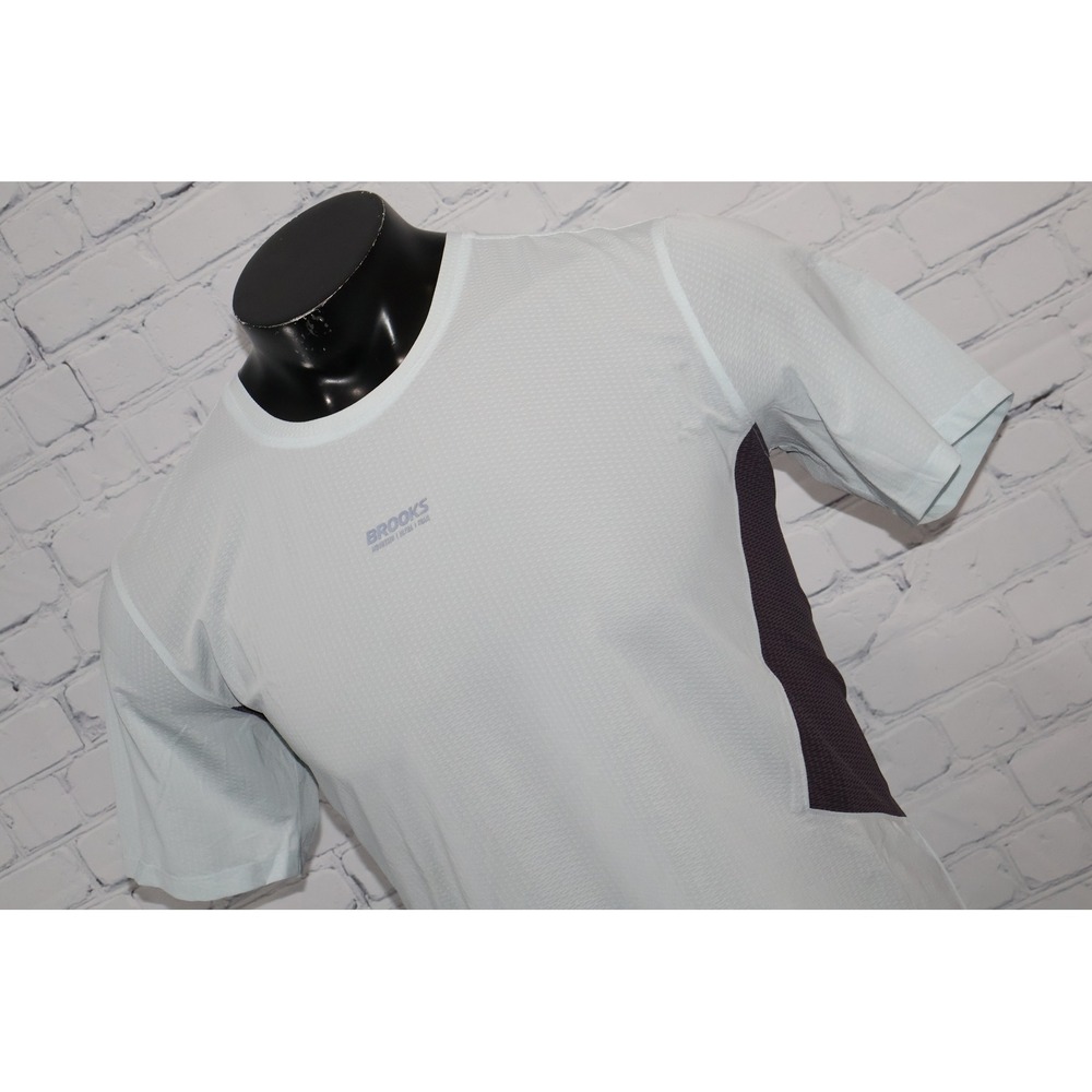 Brooks Running Shirt Mens Medium Light Blue Short Sleeve Mesh Gym Workout Poly